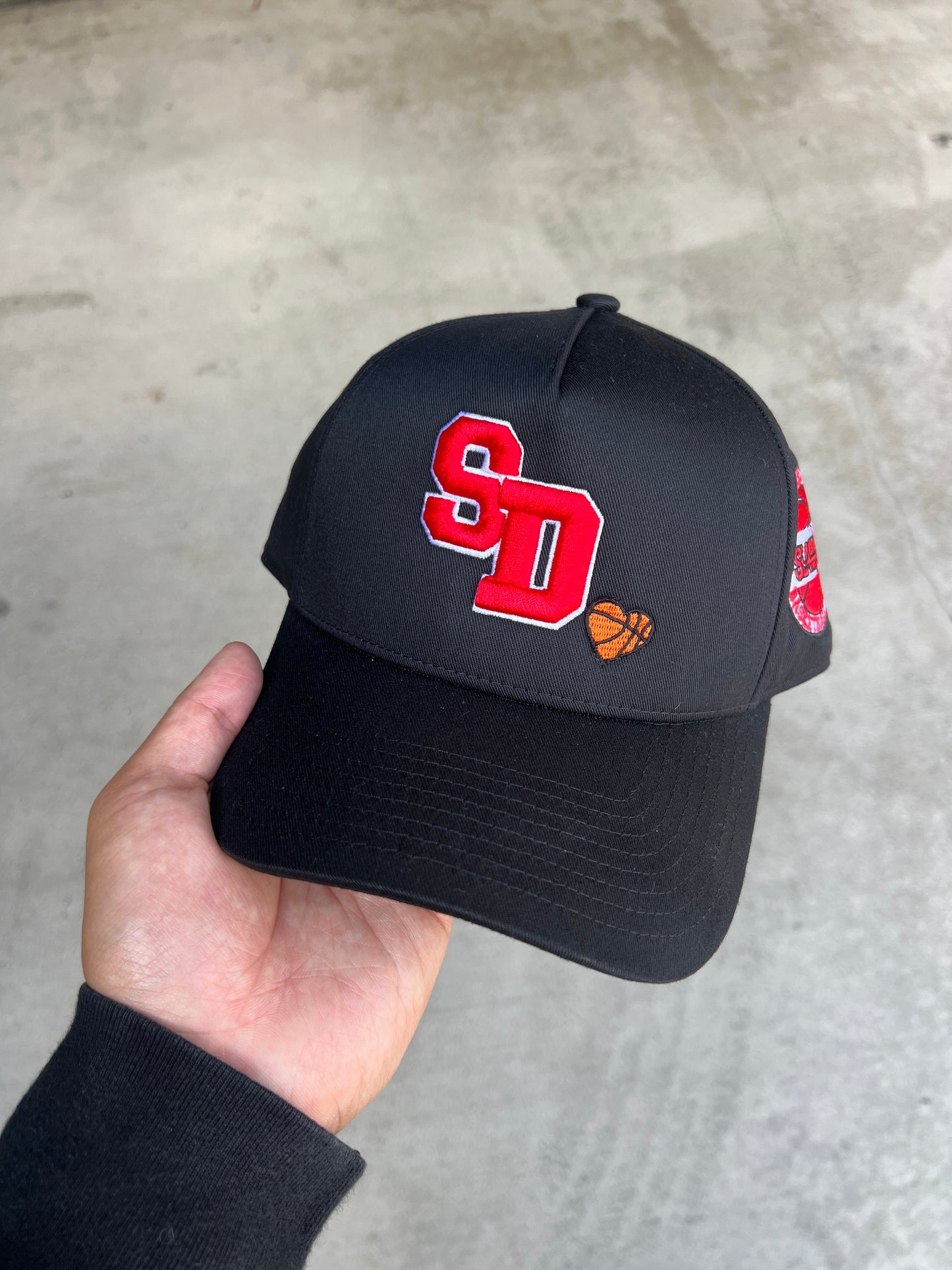 (BLACK/RED) "SD" <3 SNAPBACK